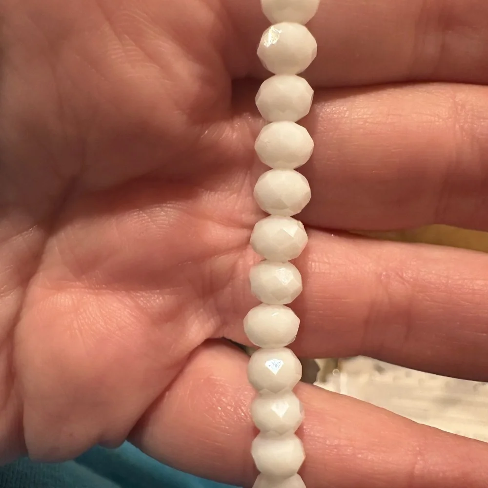 Chic White and Gold Beaded Bracelet